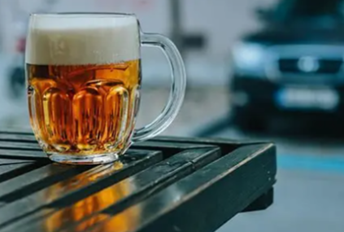 桌子上有杯啤酒 AI 生成的内容可能不正确。 桌子上有杯啤酒 AI 生成的内容可能不正确。